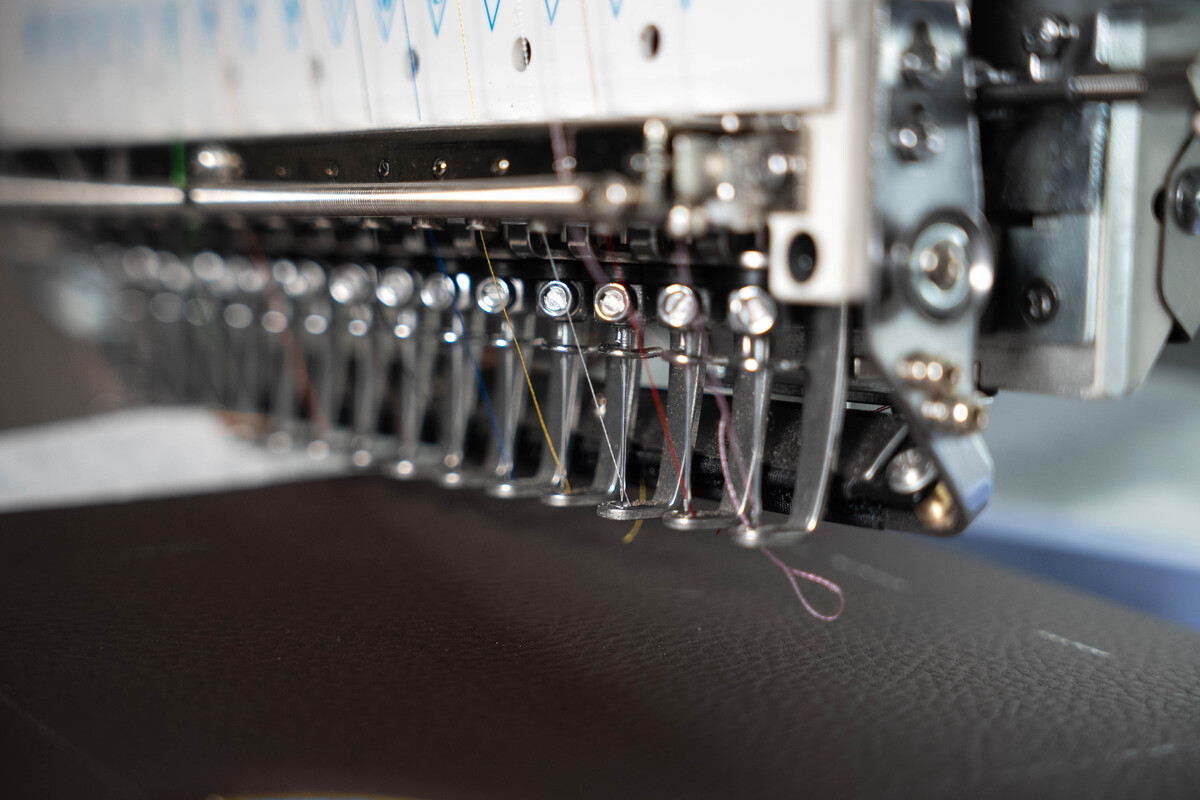 Khi Công Nghệ Chạm Tới Nghệ Thuật – May Da Cnc Tại Auto365 Bình Dương - Auto365 Bình Dương may moc nem da tai auto365 binh duong 13