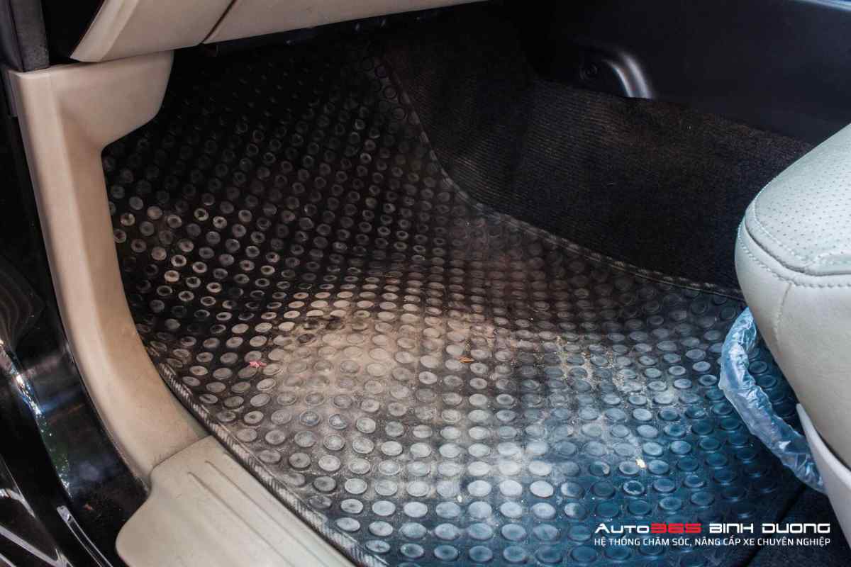 Khám Phá Quy Trình Bọc Thảm Lót Sàn Vinfast Vf3 Chi Tiết Nhất - Auto365 Bình Dương Sàn là khu vực dễ bị bám bẩn và đọng nước gây ẩm mốc nhất trong xe