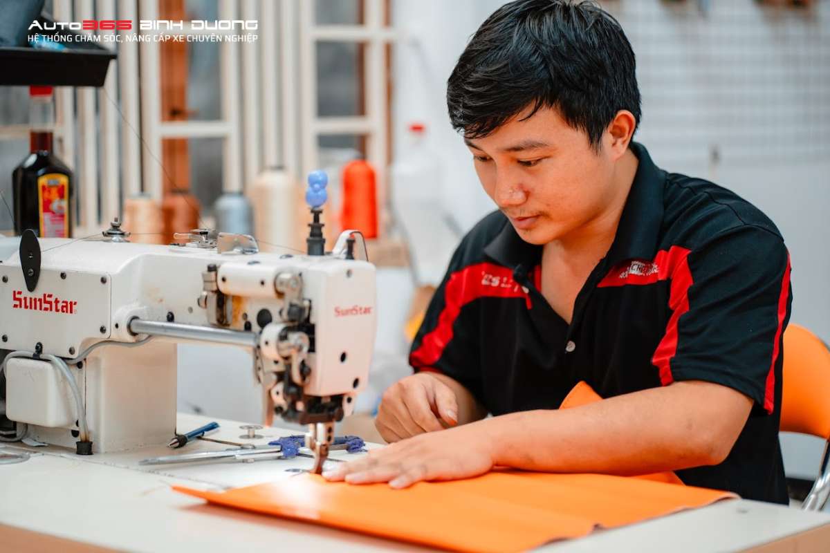 Khám Phá Quy Trình Bọc Thảm Lót Sàn Vinfast Vf3 Chi Tiết Nhất - Auto365 Bình Dương Việc may thảm lót sàn Vinfast VF3 được thực hiện tỉ mỉ bởi những nhân viên gạo cội nhất