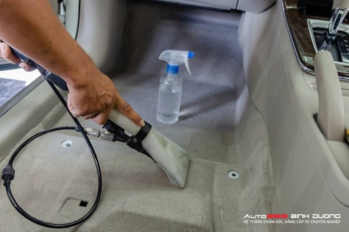 Khám Phá Quy Trình Bọc Thảm Lót Sàn Vinfast Vf3 Chi Tiết Nhất - Auto365 Bình Dương Kỹ thuật viên sẽ tiến hành vệ sinh cẩn thận trước khi bọc phần da vào sàn