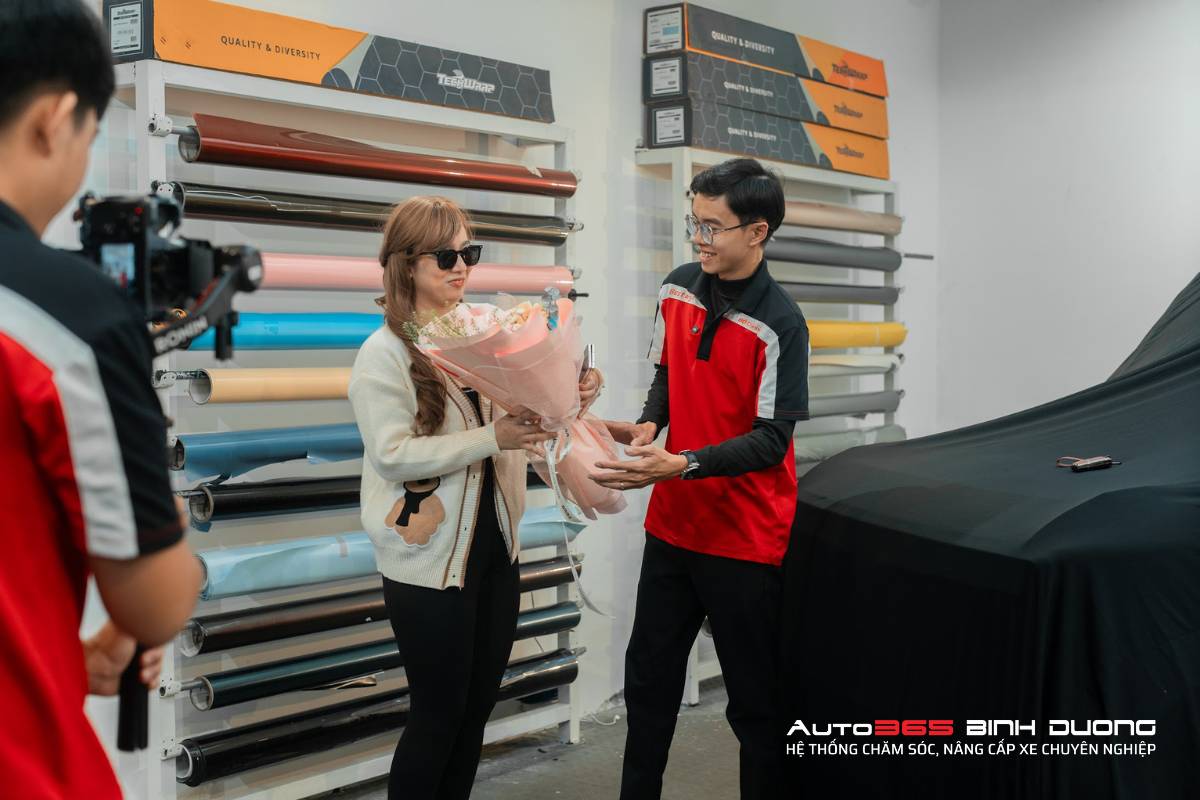 Bàn giao xe nâng cấp hoàn thiện và tặng hoa chúc mừng chị khách 