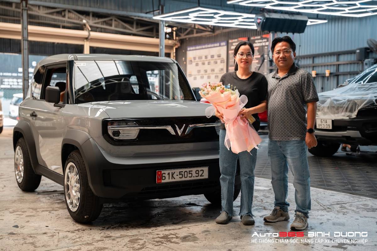 Anh Khách Độ Đổi Màu Nội Thất Vf3 Nâu Kem Tặng &Quot;Chị Nhà&Quot; - Auto365 Bình Dương Anh chị chủ xe mỉm cười hạnh phúc và dành nhiều lời khen cho bản độ đổi màu nội thất VF3 nâu kem