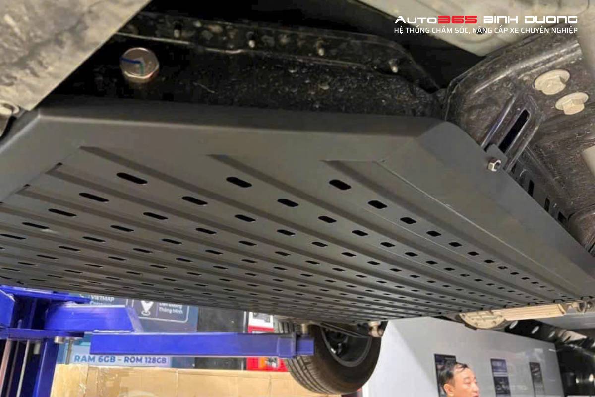 Thi Công Lắp Tấm Ốp Bảo Vệ Pin Vf3 Tại Auto365 Bình Dương - Cn Bàu Bàng - Auto365 Bình Dương Tấm bảo vệ pin xe điện VF3 giúp pin hoạt động ổn định và an toàn