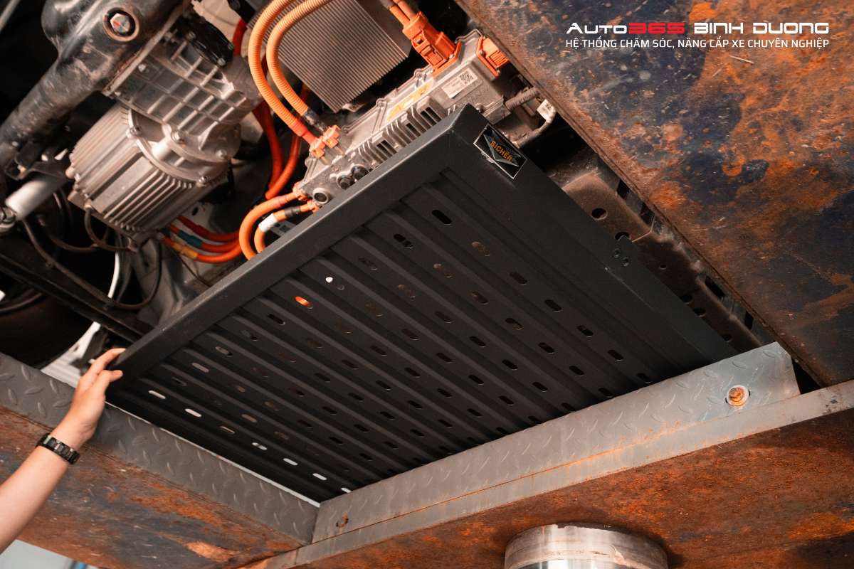 Thi Công Lắp Tấm Ốp Bảo Vệ Pin Vf3 Tại Auto365 Bình Dương - Cn Bàu Bàng - Auto365 Bình Dương Lắp tấm ốp bảo vệ pin VF3 được đánh giá là "khoản chi" đáng giá