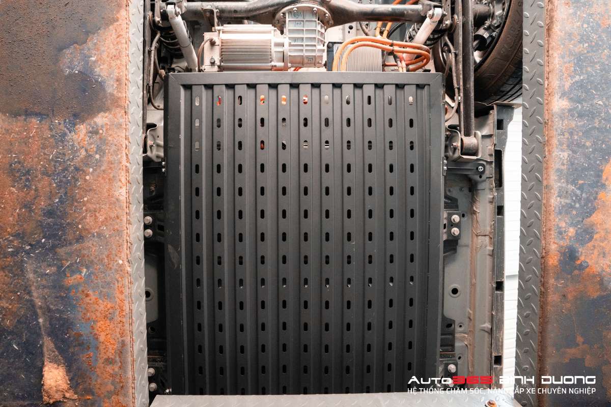Thi Công Lắp Tấm Ốp Bảo Vệ Pin Vf3 Tại Auto365 Bình Dương - Cn Bàu Bàng - Auto365 Bình Dương Ngăn bụi đường và nước bẩn tiếp xúc với pin VF3 khi lắp tấm ốp