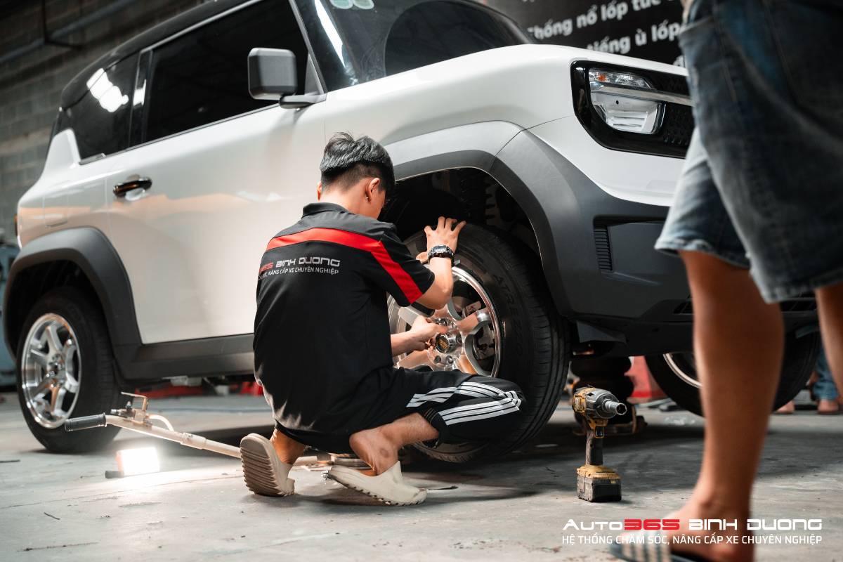 Độ Mâm Vf3 Volk Racing 6 Cây | Mâm Vinfast Vf3 Thể Thao - Auto365 Bình Dương Kỹ thuật viên sẽ tiến hành lắp đặt mâm VF3 và test thử trước khi bàn giao khách hàng