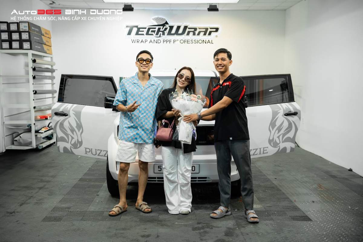 99+ Mẫu Tem Vinfast Vf3 Siêu Độc Siêu Lạ 2026, Hoàn Thiện Trong Ngày - Auto365 Bình Dương Bàn giao và tặng hoa cho khách hàng thi công mẫu tem VinFast VF3 cá tính