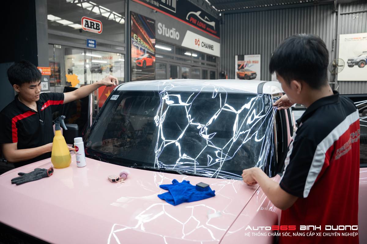 Thi Công Dán Phim Cách Nhiệt Inmax Cho Vf3 Ở Bình Dương - Auto365 Bình Dương Phim cách nhiệt Inmax cho VF3 chống nóng và ngăn UV đến 99,9%