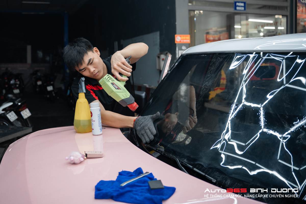 Thi Công Dán Phim Cách Nhiệt Inmax Cho Vf3 Ở Bình Dương - Auto365 Bình Dương Dán phim cách nhiệt Inmax cho VF3 ở Auto365 Bình Dương với nhiều ưu đãi hấp dẫn