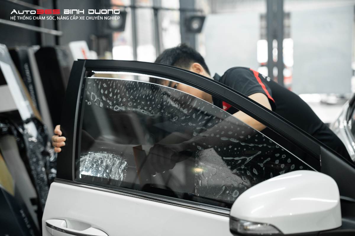 Trọn Gói Phim Cách Nhiệt Cho Toyota Altis Ưu Đãi Tháng 6 - Auto365 Bình Dương Dán phim cách nhiệt cho Toyota Altis giữ sự riêng tư khi dừng đèn đỏ, đậu đỗ xe