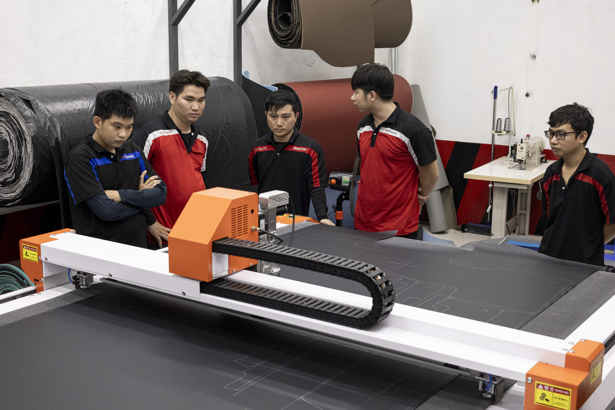 Khi Công Nghệ Chạm Tới Nghệ Thuật – May Da Cnc Tại Auto365 Bình Dương - Auto365 Bình Dương set up may da cong nghiep auto365 binh duong 1