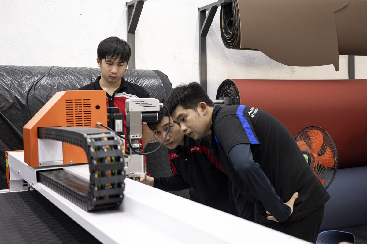 Khi Công Nghệ Chạm Tới Nghệ Thuật – May Da Cnc Tại Auto365 Bình Dương - Auto365 Bình Dương set up may da cong nghiep auto365 binh duong 2