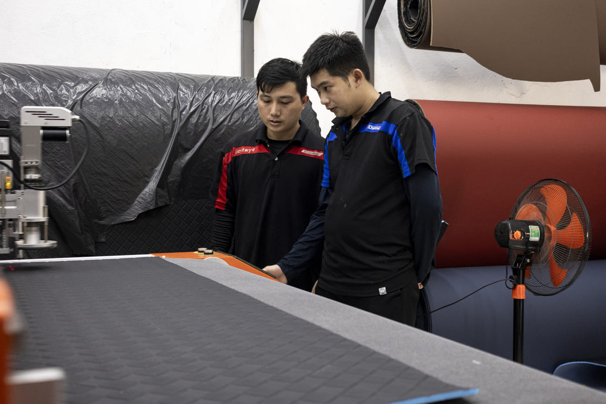 Khi Công Nghệ Chạm Tới Nghệ Thuật – May Da Cnc Tại Auto365 Bình Dương - Auto365 Bình Dương set up may da cong nghiep auto365 binh duong 4